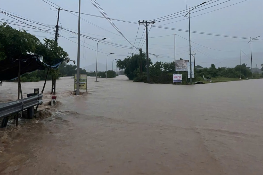 Đợt mưa hiếm gặp biến nơi khô hạn nhất nước chìm trong lũ - 2 Đợt mưa hiếm gặp biến nơi khô hạn nhất nước chìm trong lũ - 2
