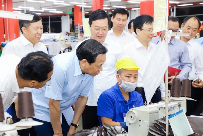 Bộ trưởng thăm hỏi công nhân Công ty CP may Minh Anh – Kim Liên. 