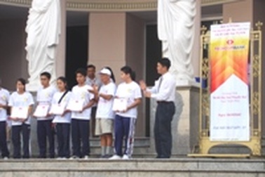 TPHCM: Đi bộ gây quĩ khuyến học