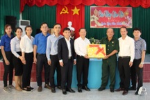 Chăm lo Tết các thương, bệnh binh ở Trung tâm Long Đất