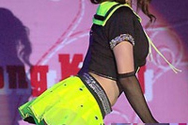 “Bông hồng lai” Leah Dizon “sơ hở” trên sân khấu