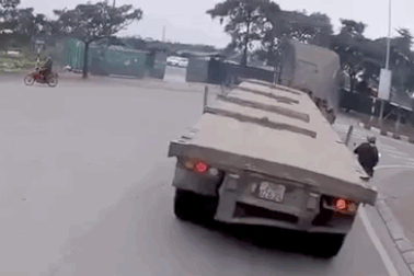 Pha cắt cua kinh hoàng của xe container trong khu đô thị