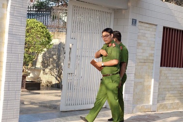 Công an khám xét nhà riêng 2 cựu lãnh đạo Sở Tài chính Đà Nẵng