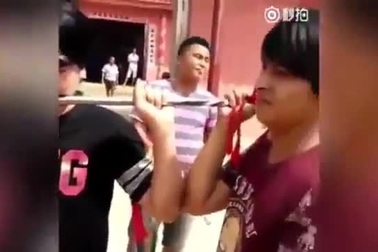 Khủng khiếp cảnh thanh sắt cắm xuyên mặt