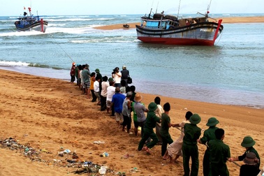 Cửa biển bị bồi lấp, tàu thuyền "mắc cạn", ngư dân khốn đốn