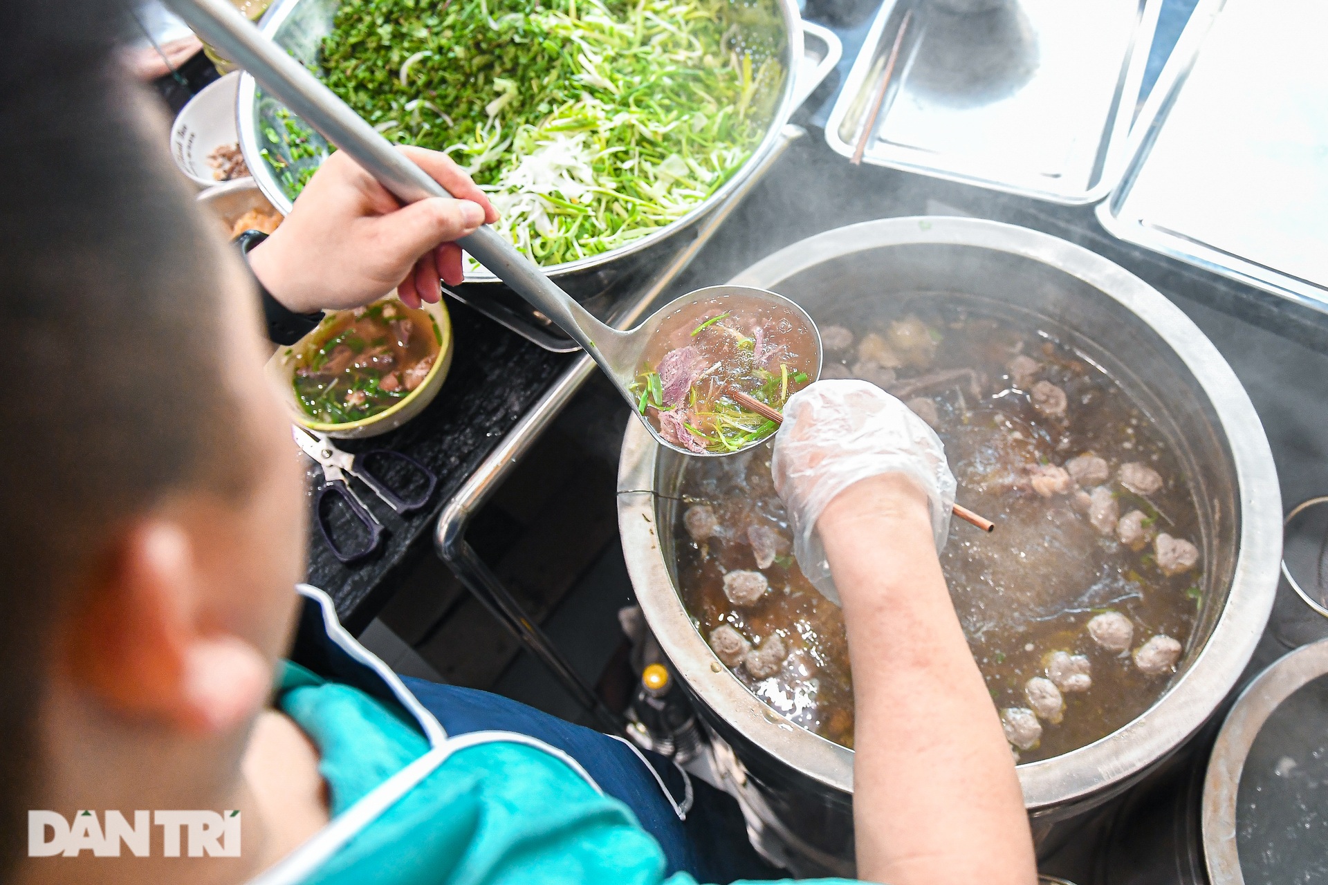 Quán phở bao cấp ở Hà Nội, tặng kèm cơm nguội khiến khách nhớ tuổi thơ - 5