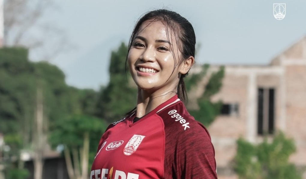 Đội trưởng tuyển nữ Indonesia gây sốt vì vẻ đẹp gợi cảm - 9 Đội trưởng tuyển nữ Indonesia gây sốt vì vẻ đẹp gợi cảm - 9