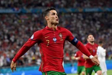 C.Ronaldo mở rộng kỷ lục, Bồ Đào Nha vất vả cầm hòa Pháp