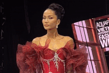 Hoa hậu H'Hen Niê giẫm lên váy suýt ngã khi diễn kết màn show thời trang