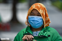 Trùm khăn ướt, đeo mặt nạ trong ngày Hà Nội nắng nóng 40 độ C