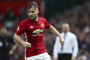 Hết chịu nổi Mourinho, Luke Shaw tính rời MU