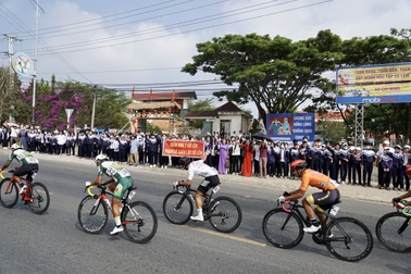 Giải xe đạp xuyên Việt: Tay đua người Nga độc diễn gần hết chặng 17