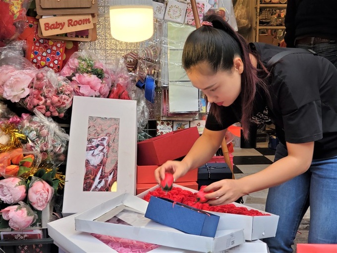 Nam giới kín mít khẩu trang, xếp hàng dài mua quà Valentine - Ảnh 9. Nam giới kín mít khẩu trang, xếp hàng dài mua quà Valentine - Ảnh 9.