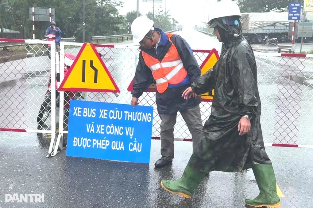 Ngày đầu cấm ô tô qua cầu huyết mạch trên quốc lộ 1, xe ùn ùn quay đầu - 1 Ngày đầu cấm ô tô qua cầu huyết mạch trên quốc lộ 1, xe ùn ùn quay đầu - 1