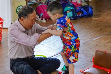 Doanh nhân U70 kiếm tiền mài dũa "kim cương": Ông bố có 280 con