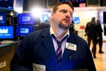 Chứng khoán Mỹ, giá dầu trải qua ngày tồi tệ nhất vì biến thể Covid mới