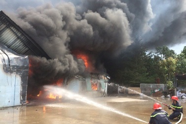 Cận cảnh vụ cháy kinh hoàng khiến 100 tỷ đồng thành tro bụi