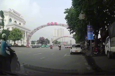 Thanh niên đi xe máy ngã lộn nhào vì phóng nhanh, gây họa cho người khác