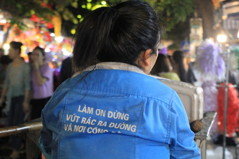 Tan hội Trung thu, khách tham quan phố Hàng Mã rủ nhau… gom rác - 1 Tan hội Trung thu, khách tham quan phố Hàng Mã rủ nhau… gom rác - 1
