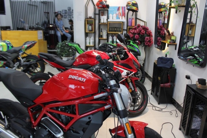 Salon tóc dùng dàn motor tiền tỷ làm ghế ngồi cho khách và sự thật bất ngờ phía sau - Ảnh 4. Salon tóc dùng dàn motor tiền tỷ làm ghế ngồi cho khách và sự thật bất ngờ phía sau - Ảnh 4.