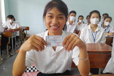 "Được tặng thẻ BHYT, em có thêm tiền để mua sách vở"