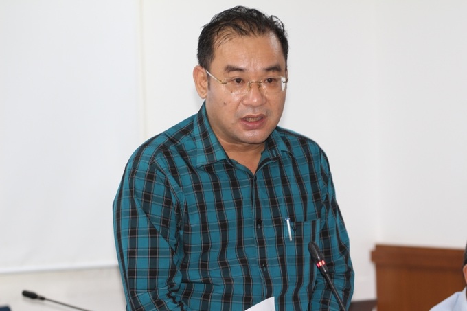 Ông Nguyễn Quốc Bình, Phó Chủ tịch UBND quận Tân Phú thông tin về nhà trọ được cấp phép 41 phòng nhưng xây tới 176 phòng. (Ảnh: Thành Nhân).