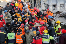 Bé gái Thổ Nhĩ Kỳ sống sót kỳ diệu sau hơn 7 ngày bị vùi lấp