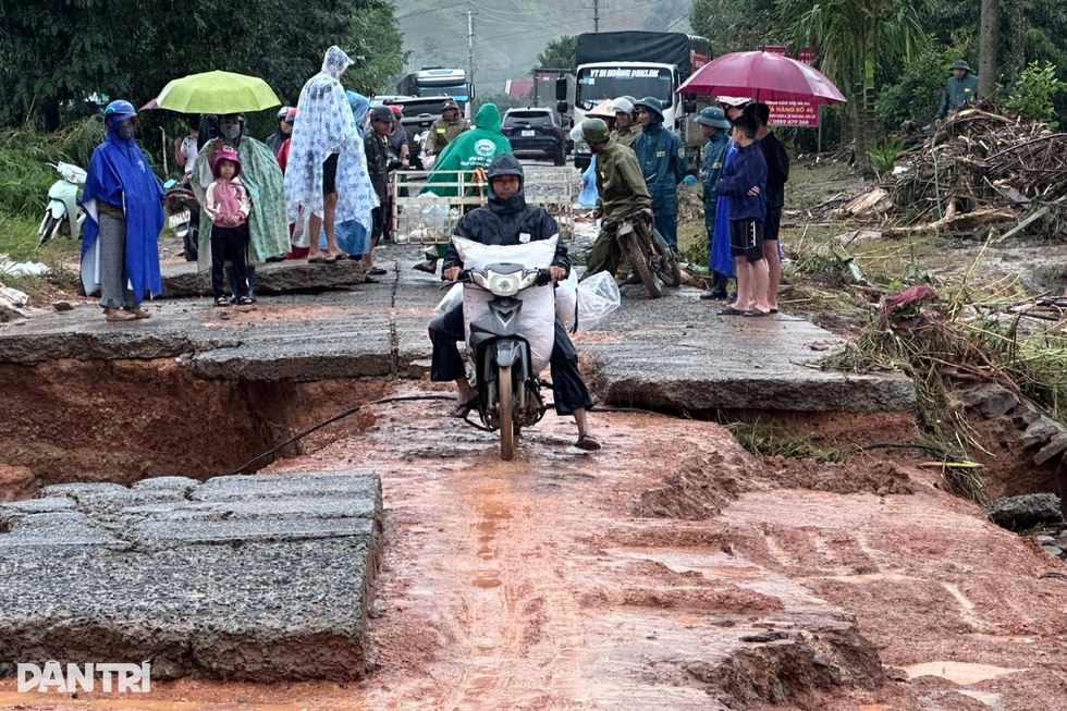 Người dân ngỡ ngàng trước trận mưa lụt lạ đời chưa từng thấy - 1