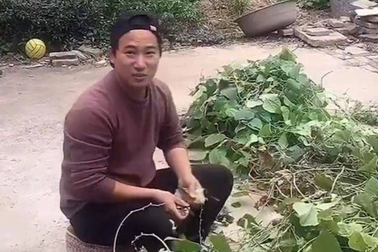 Vợ giận chồng bỏ về nhà mẹ đẻ, ngỡ ngàng vì người ngồi dưới sân