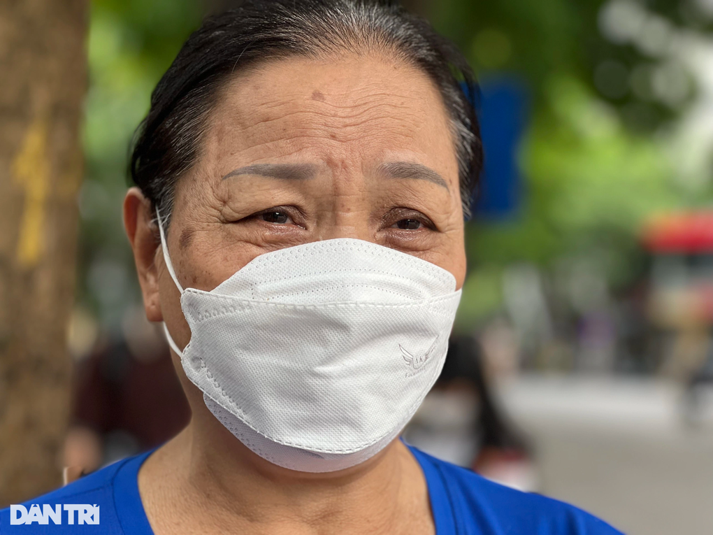 Người dân mang hoa trắng, bật khóc tiễn đưa 3 chiến sĩ hy sinh - 3 Người dân mang hoa trắng, bật khóc tiễn đưa 3 chiến sĩ hy sinh - 3