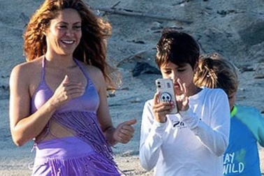 Bỏ lại lùm xùm mâu thuẫn với Pique, Shakira vui vẻ thư giãn cùng con thơ