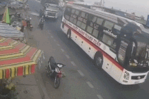 Phẫn nộ xe tải vượt ẩu suýt gây tai nạn kinh hoàng cho người đi xe máy