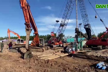 Bé trai 10 tuổi rơi xuống hố bê tông đã tử vong