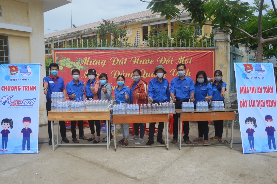 “Tiếp lửa” sĩ tử thi tốt nghiệp những suất cơm, nước uống, chỗ ở miễn phí - 1 “Tiếp lửa” sĩ tử thi tốt nghiệp những suất cơm, nước uống, chỗ ở miễn phí - 1