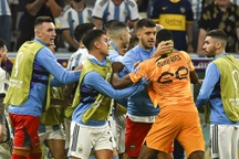 Xô xát lớn trong trận cầu có 15 thẻ vàng, 1 thẻ đỏ giữa Argentina và Hà Lan