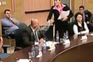 Chính trị gia Israel hất nước vào mặt đồng nghiệp 