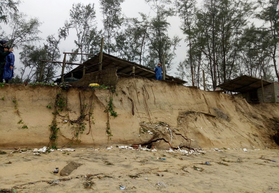 Tàu chìm, nhà sập, trường học tốc mái, cây xanh ngã đổ trong bão số 13 - 12 Tàu chìm, nhà sập, trường học tốc mái, cây xanh ngã đổ trong bão số 13 - 12