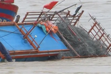 Tìm thấy thi thể một thuyền viên trong ca bin tàu cá bị chìm