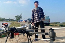 Chàng trai dùng máy bay không người lái chuyển đồ cứu trợ vùng lũ Bắc Ninh