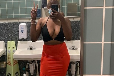 Mặc áo có cổ khoét sâu lộ ngực, cô gái trẻ bị từ chối cho lên máy bay