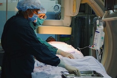 Cứu thanh niên tắc động mạch khoeo thoát nguy cơ cụt chân