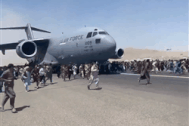 Người di tản Afghanistan chen chúc "đu càng" máy bay Mỹ