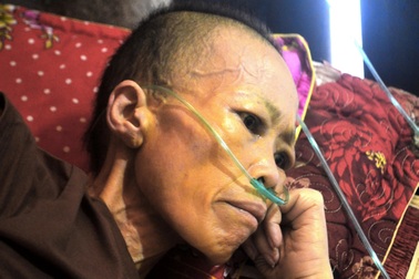 Nữ sinh bỏ học ngang chừng ở nhà cấp cứu mẹ thập tử nhất sinh