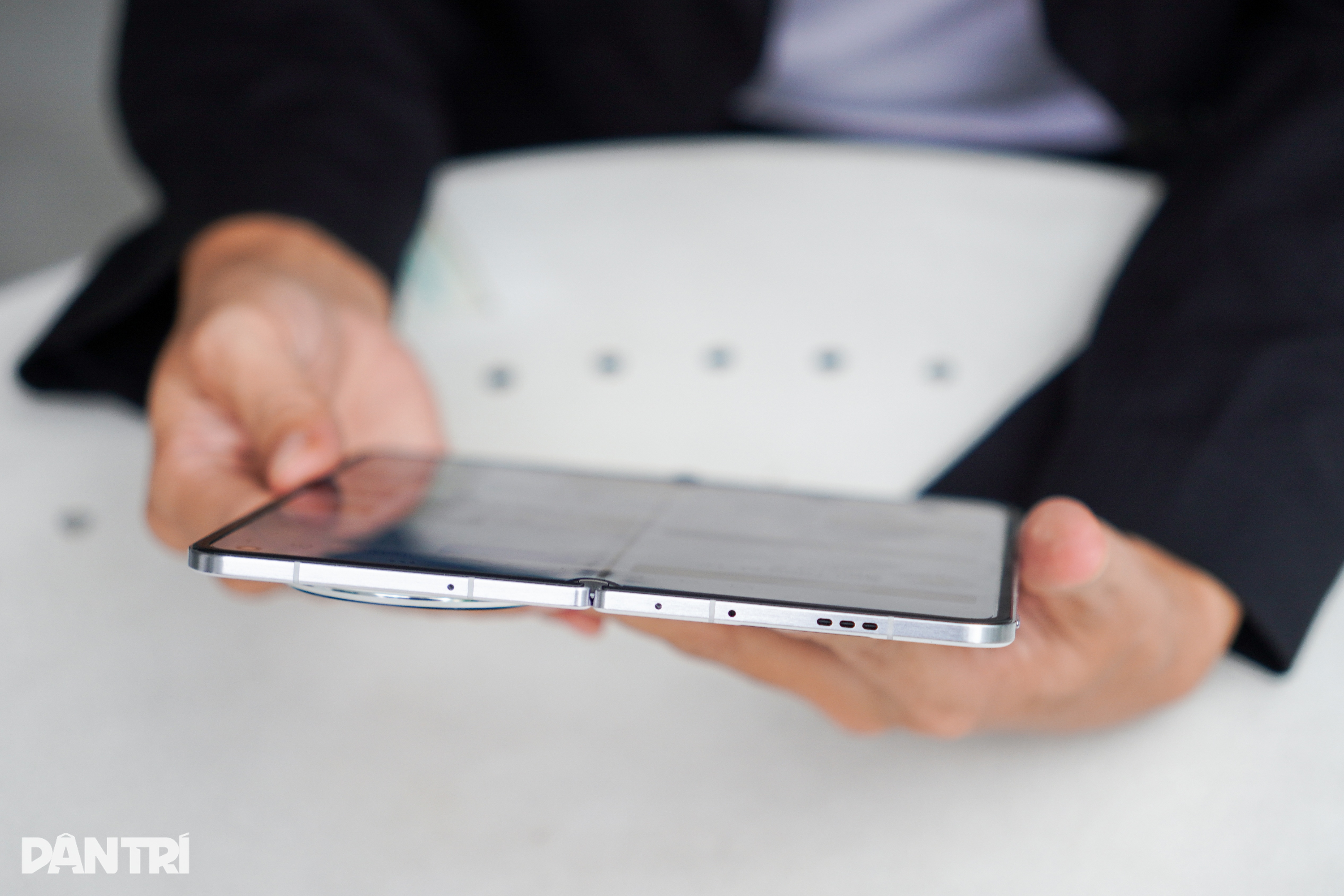 View - OPPO Find N5: Thiết bị tái định nghĩa điện thoại màn hình gập | Báo Dân trí