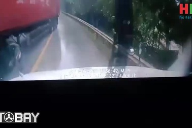 Xe container gây tai nạn khi chạy nhanh trên đường trơn trượt