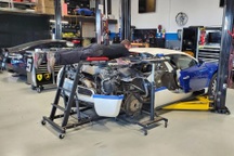 Thay bugi cho xe Bugatti Veyron: Mua phụ tùng không đắt bằng tiền công