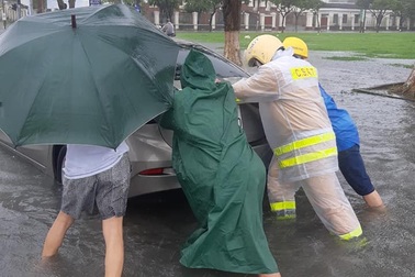 CSGT lội nước đội mưa đẩy xe chết máy