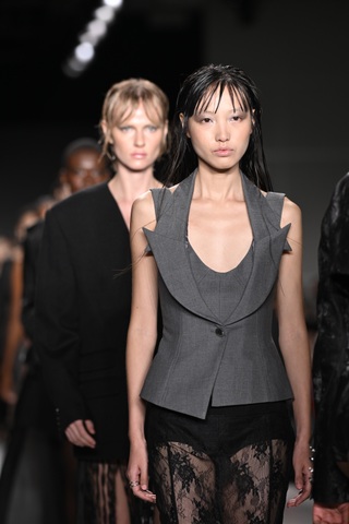 Chi tiết cắt xẻ thổi làn gió mới cho thời trang công sở - 7