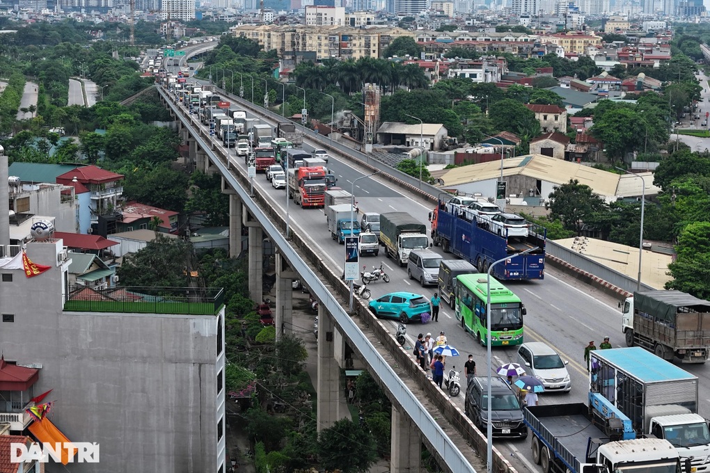 Hà Nội: Bốn ô tô va chạm trên cầu Thăng Long, ùn tắc kéo dài nhiều cây số - 1