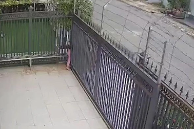 Bé gái hôn mê do bị cửa cổng tự động kẹp ngang người